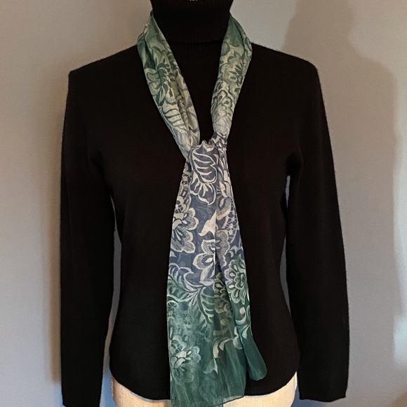 Rectangular Scarf - Picture 3 of 8